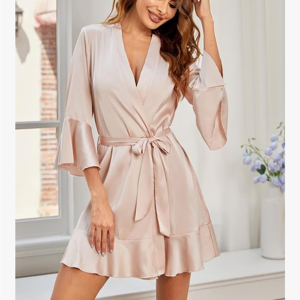 White Silky Robe 👰‍♀️ - Picture 7 of 8